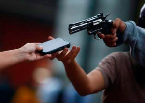 Una joven fue asaltada en el barrio Los Parrales