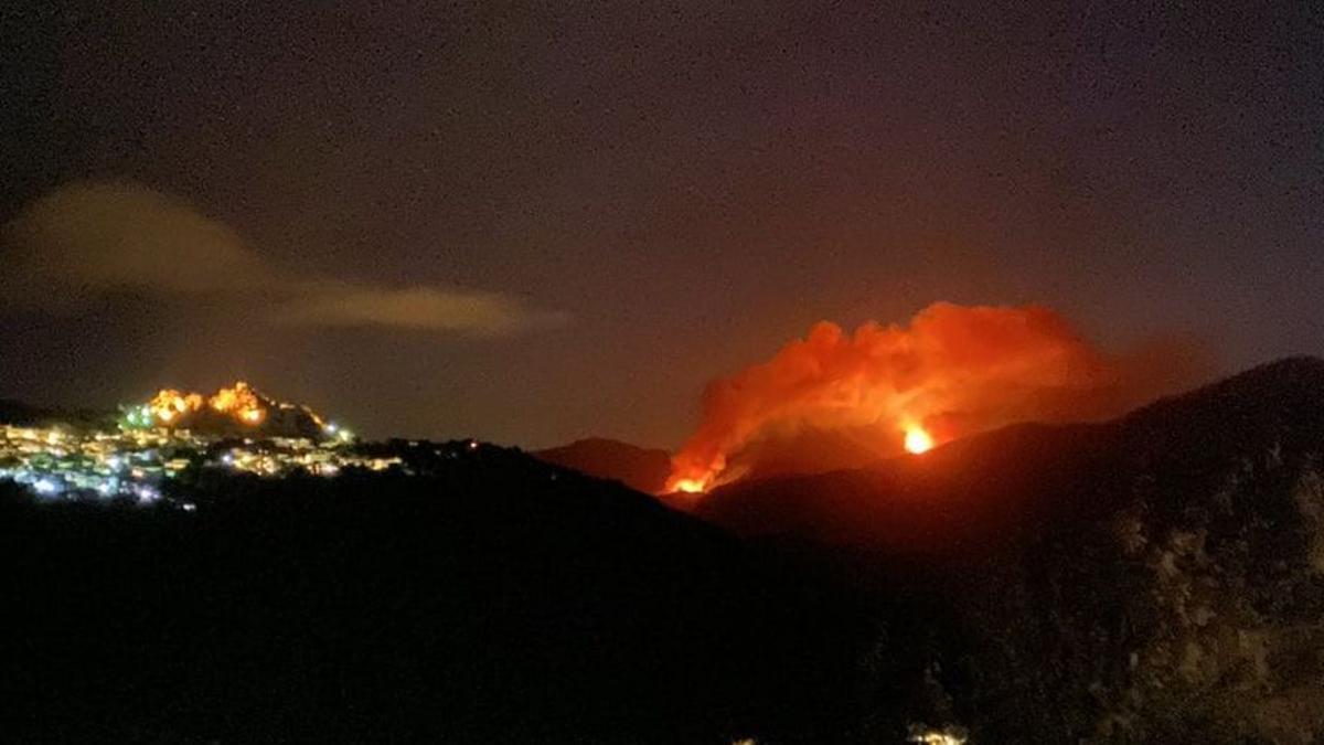 El fuego se ha extendido en toda la Isla de Sicilia y se aproxima a localidades turísticas