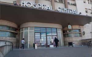 Dos menores chocaron contra un auto: uno de ellos está grave