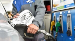Aumentó la nafta tras el salto del dólar