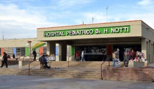 Un menor de 14 años fue baleado en el cuello mientras jugaba con su hermano