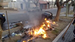 San Martín: Incendiaron contenedor de residuos de la plaza del Barrio Jardín