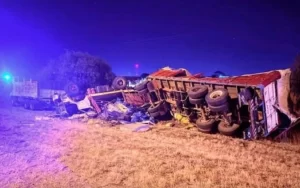 Un joven mendocino murió al volcar un camión