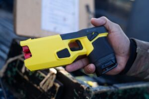 Con el uso de la Taser, le salvaron la vida a un hombre atrincherado en Rivadavia