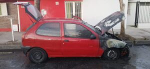 Incendio destruyó el frente de un Fiat Palio en San Martín