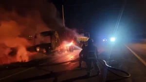 Lavalle: un camionero logró escapar segundos antes de que su vehículo se incendiara