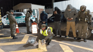 Detienen a 3 hombres con más de un kilo de cocaína en Ruta 40: intentaron sobornar a Gendarmería