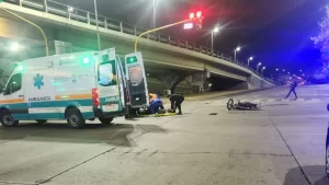 Atropellaron a un motociclista en Capital y buscan al conductor que huyó