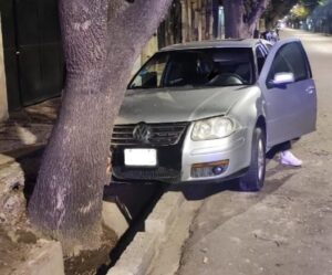 San Martín: un joven alcohólizado chocó contra un árbol