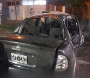 San Martín: violento choque contra un muro y un poste