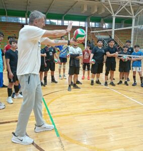 Marcos Milinkovic brindó una exitosa clínica de vóley en San Martín