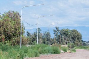 Avanza la instalación de luminarias en el frente de la escombrera de Ruta 7
