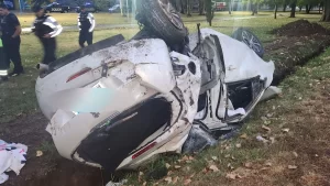 Una mujer perdió el control del auto y volcó en el Acceso Este