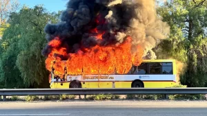 Un colectivo  de Dicetours se incendió en el Acceso Este y causó caos vehicular