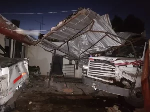 Barrio Nevado: un camión perdió el control y terminó dentro de una casa