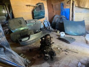 Hallan desarmadero con autopartes robadas en un asentamiento