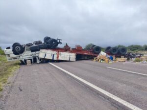 Un camión volcó en La Paz