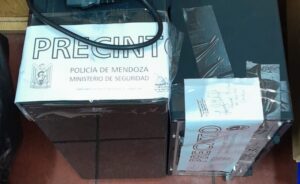 Más de 50.000 dólares, casi 1 millón de pesos secuestró la Policía en allanamientos a un abogado por una causa de estafa