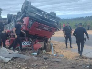 San Martín: Volcó un camión cargado con maiz