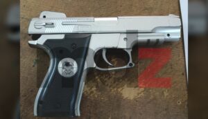 Envío a su hijo a la escuela con un arma de juguete en medio de una ola de amenazas