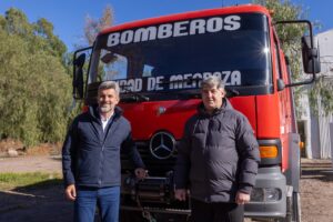 Vecinos eligieron y el municipio de Ciudad cumplió: entregaron una nueva autobomba a Bomberos Voluntarios