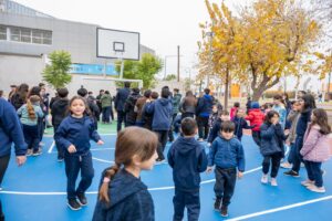 Sueño cumplido: la escuela Martín Fierro ya tiene su renovado playón deportivo