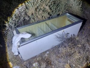 San Martín: Dos menores y un mayor robaron una heladera en un salón de evento