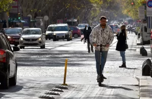 Proponen exigir licencia para conducir monopatines eléctricos en Mendoza
