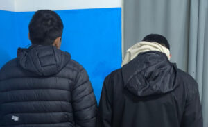 Intentaron asaltar a un hombre, huyeron en una moto robada y fueron detenidos en Maipú