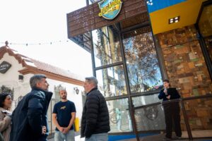 Ulpiano Suarez visitó Jugador N°12, el primer bodegón temático xeneize de Mendoza