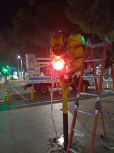 INADAPTADOS VANDALIZARON UN SEMÁFORO