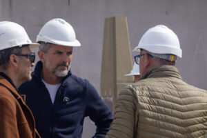 Ulpiano Suarez recorrió el avance de las viviendas que se construyen en la ex fábrica Aliar
