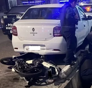 Choque entre motos en San Martín: uno de los rodados terminó contra un auto estacionado