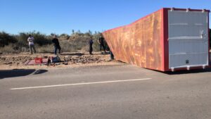 Volcó un camión sobre la Ruta 60 en Junín