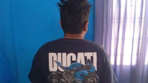 Circulaba sin casco por Maipú y terminó detenido por conducir una moto robada