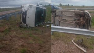 Volcó un auto en la Ruta 7 y chocó contra un guardarraíl.