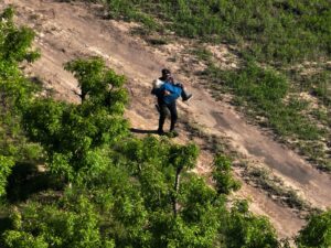 Con apoyo de drones, la Policía desplegó un operativo de búsqueda y encontró a una mujer en San Martín