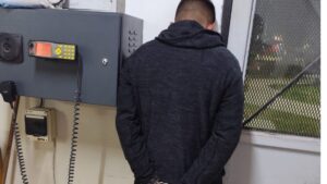 Tras un llamado al 911, la Policía detuvo a un hombre armado dentro de una vivienda en Maipú